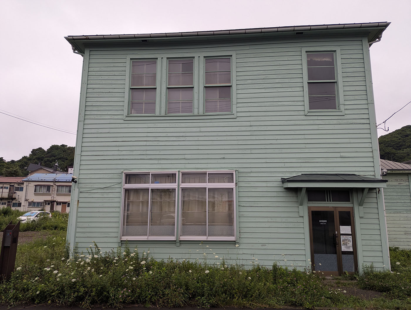 旧三菱合資会社室蘭出張所の正面外観。大正4年建築の木造2階建てで、今も当時の姿を残す