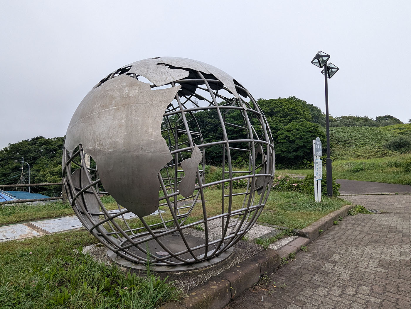地球岬に設置された巨大な地球儀のモニュメント