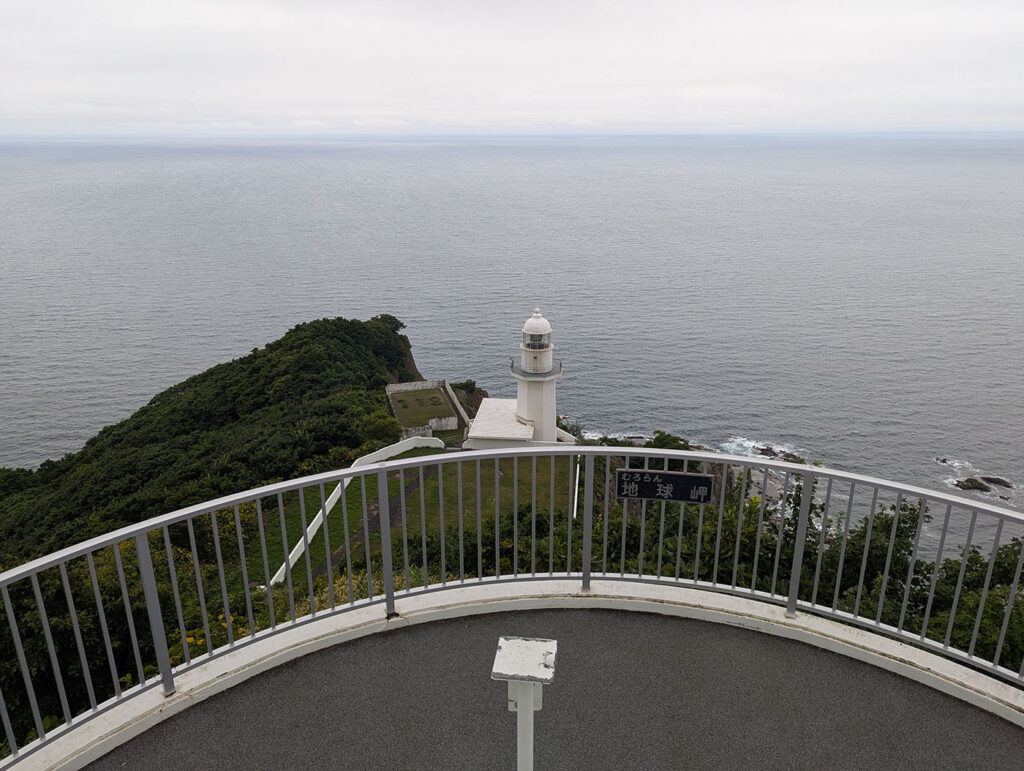 展望台から望むチキウ岬灯台と太平洋の大海原