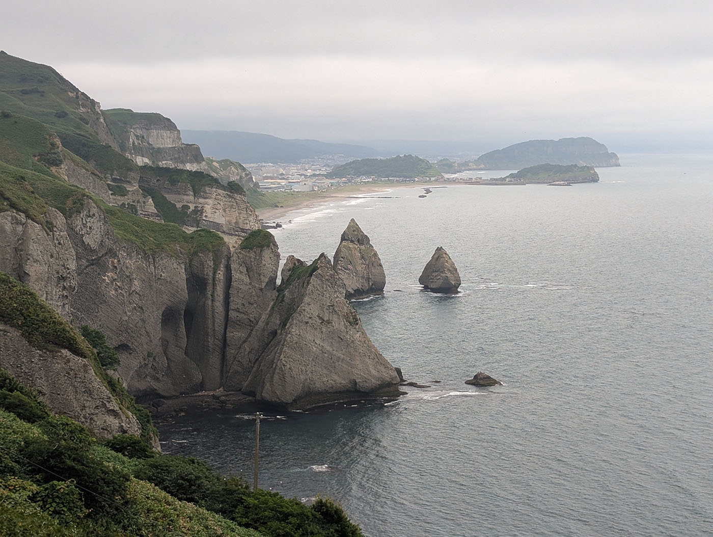 断崖絶壁が続くトッカリショ浜の岩肌と海岸線