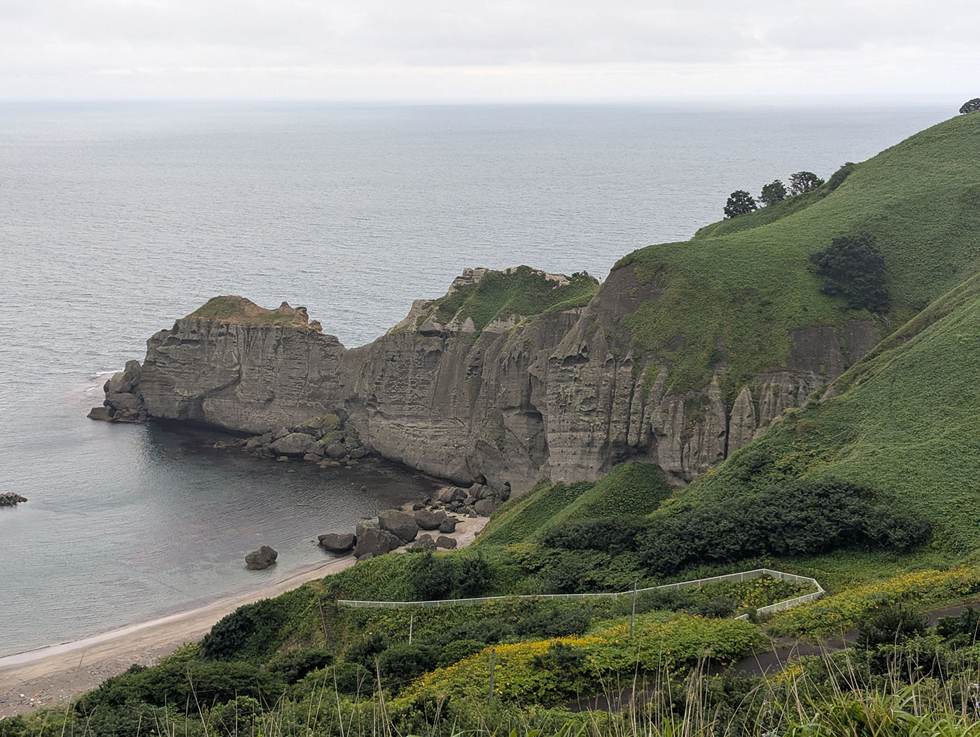 静かな波が寄せるトッカリショ浜と断崖の景観