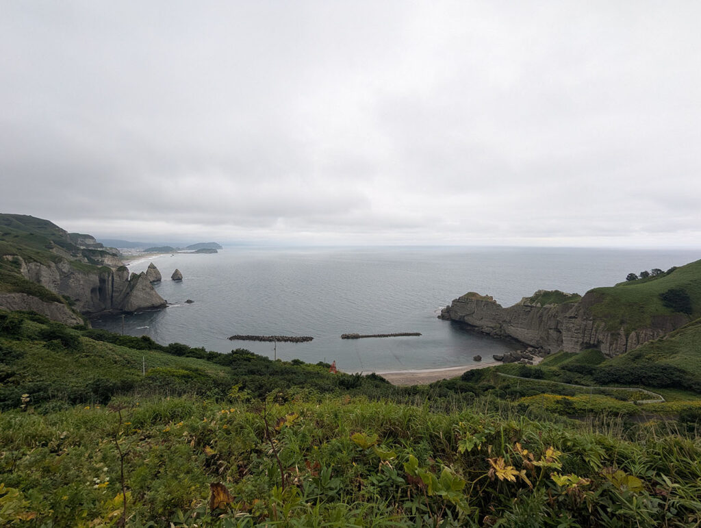 トッカリショ浜と断崖絶壁を見渡す全景。ピリカノカに指定された「美しい形」の浜