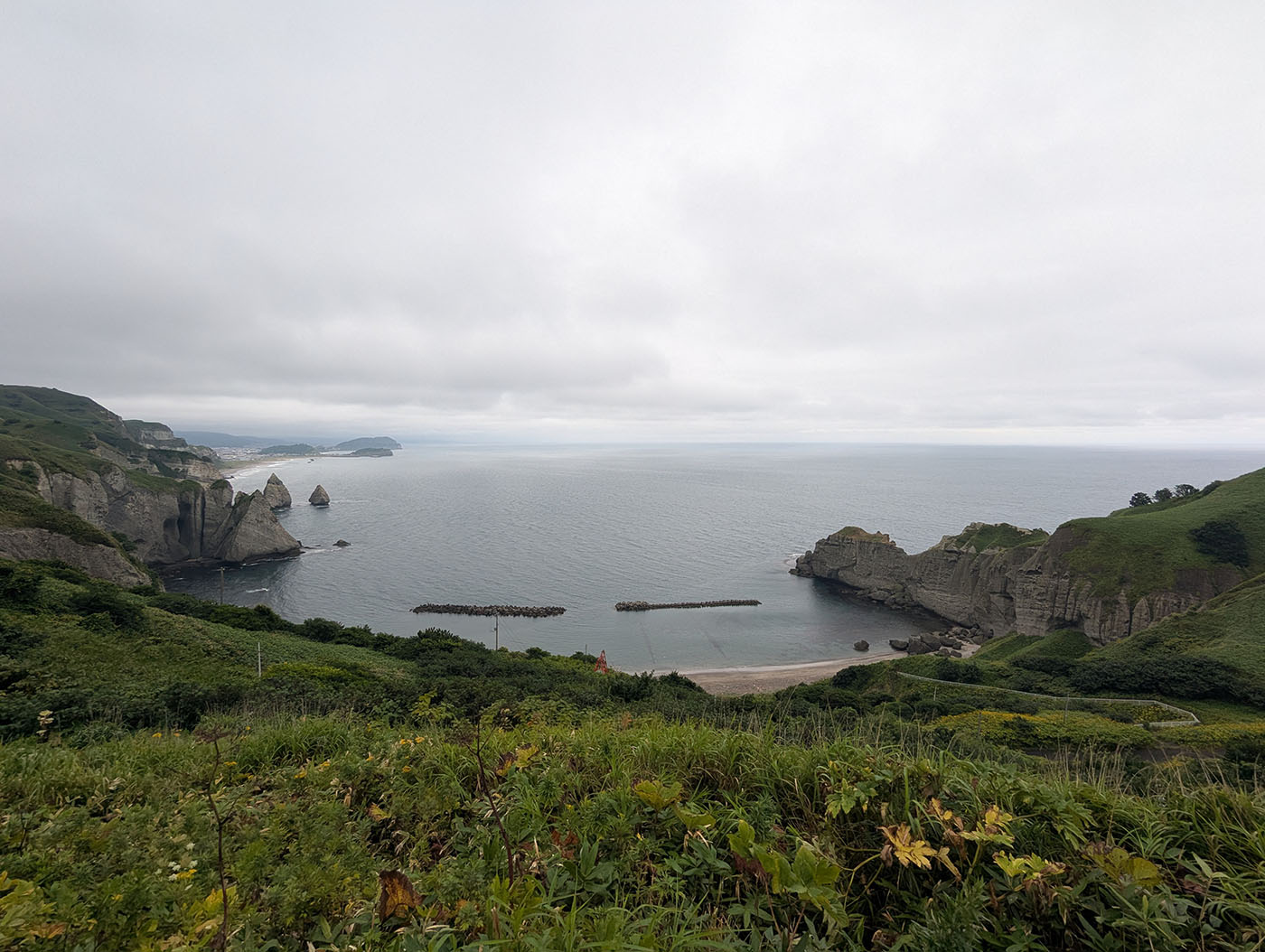 トッカリショ浜と断崖絶壁を見渡す全景。ピリカノカに指定された「美しい形」の浜
