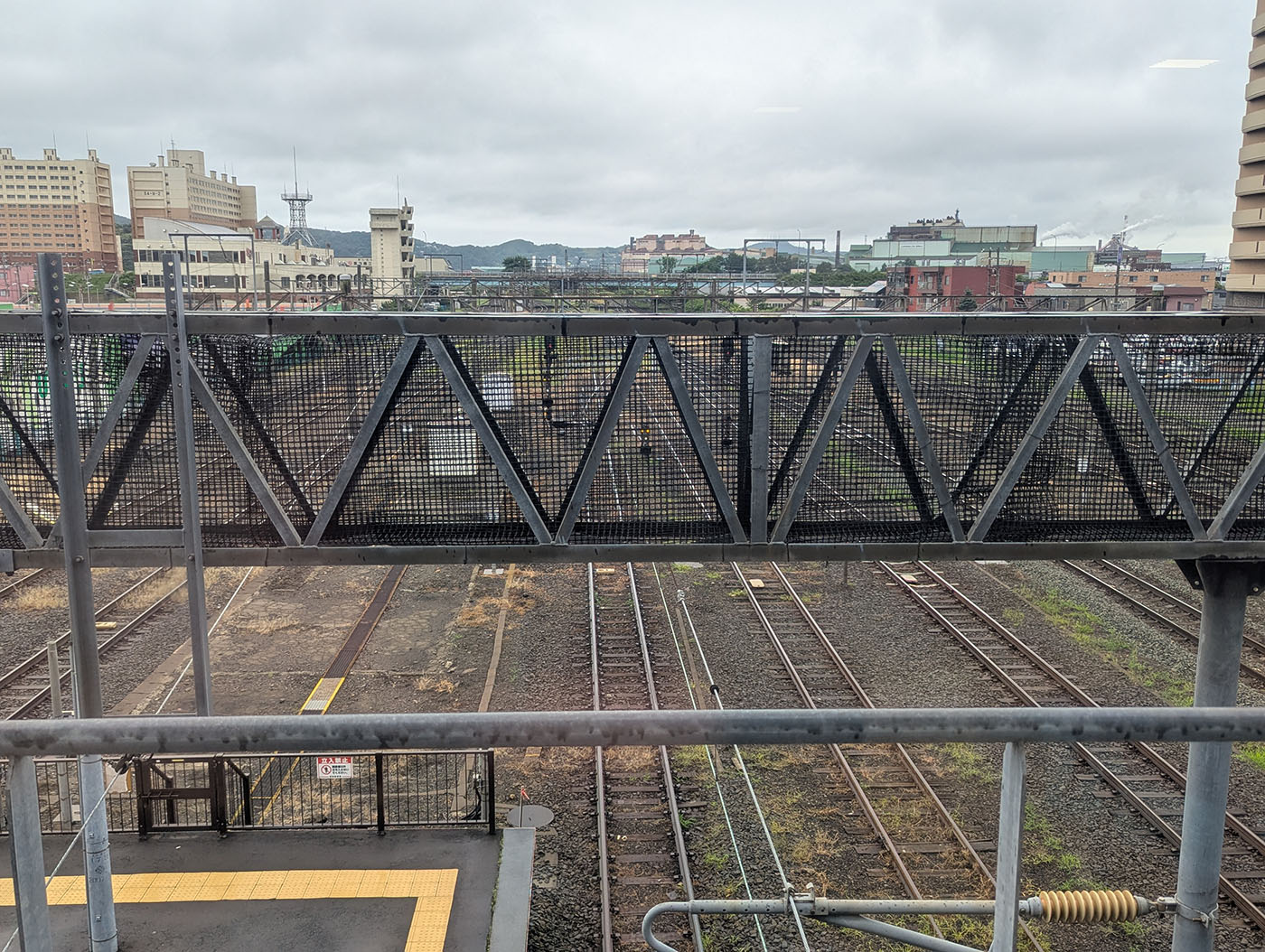 東室蘭駅の連絡通路から見下ろす線路群