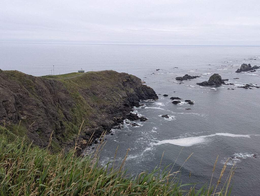 断崖絶壁の先に広がる襟裳岬と太平洋の荒波