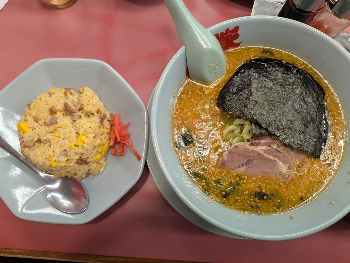 山岡家の味噌ラーメンと半チャーハンのセット