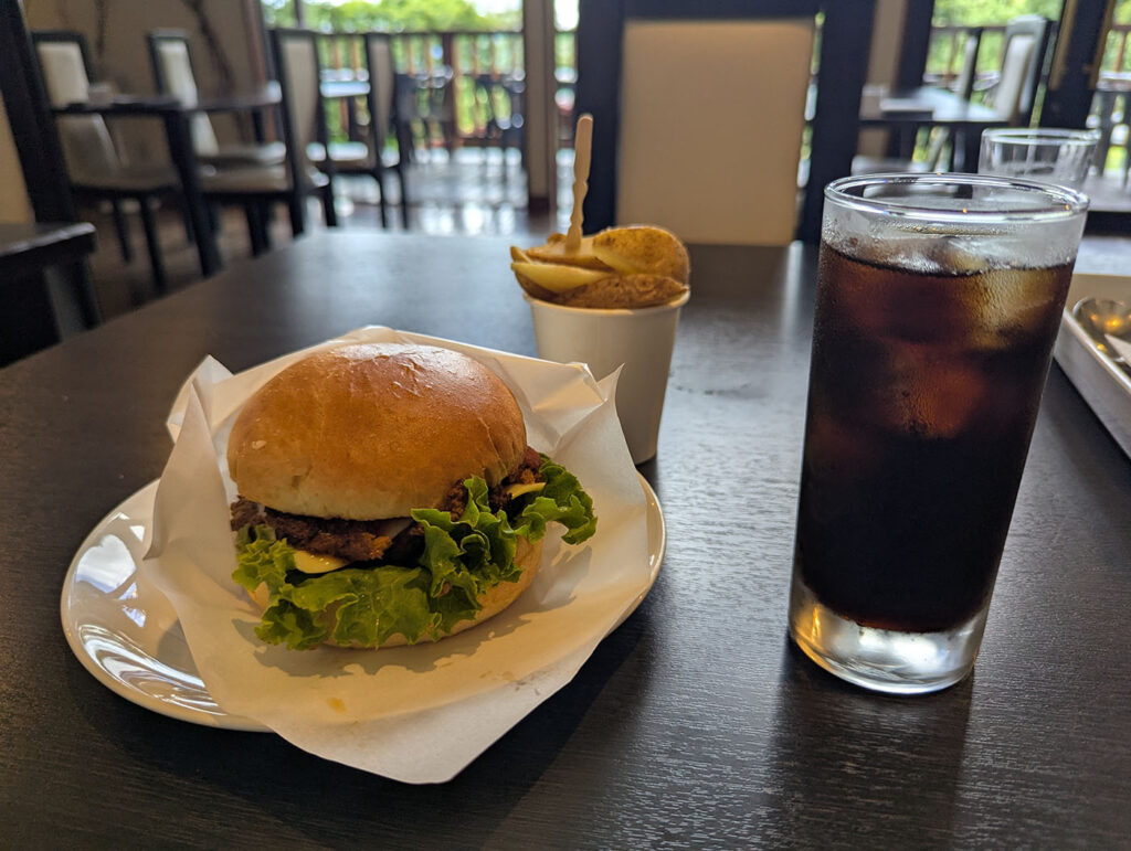十勝まきばの家の「やばいサイズのチーズバーガー」とポテト・アイスコーヒーのセット
