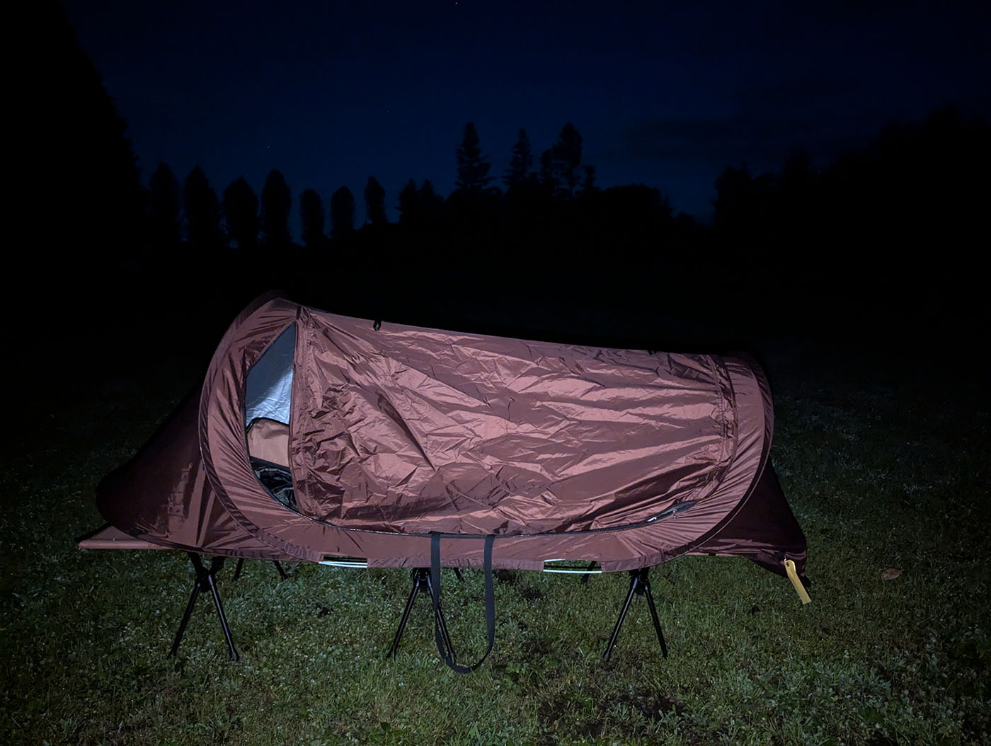 夜のフリーサイトに設営したソロ用テント