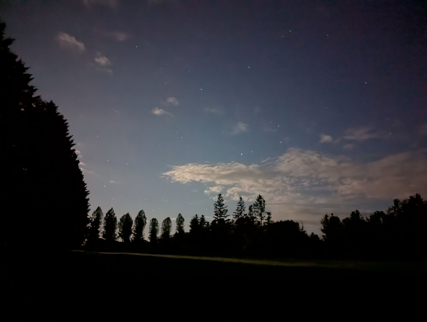 十勝まきばの家のキャンプサイトから見上げた満月と星空