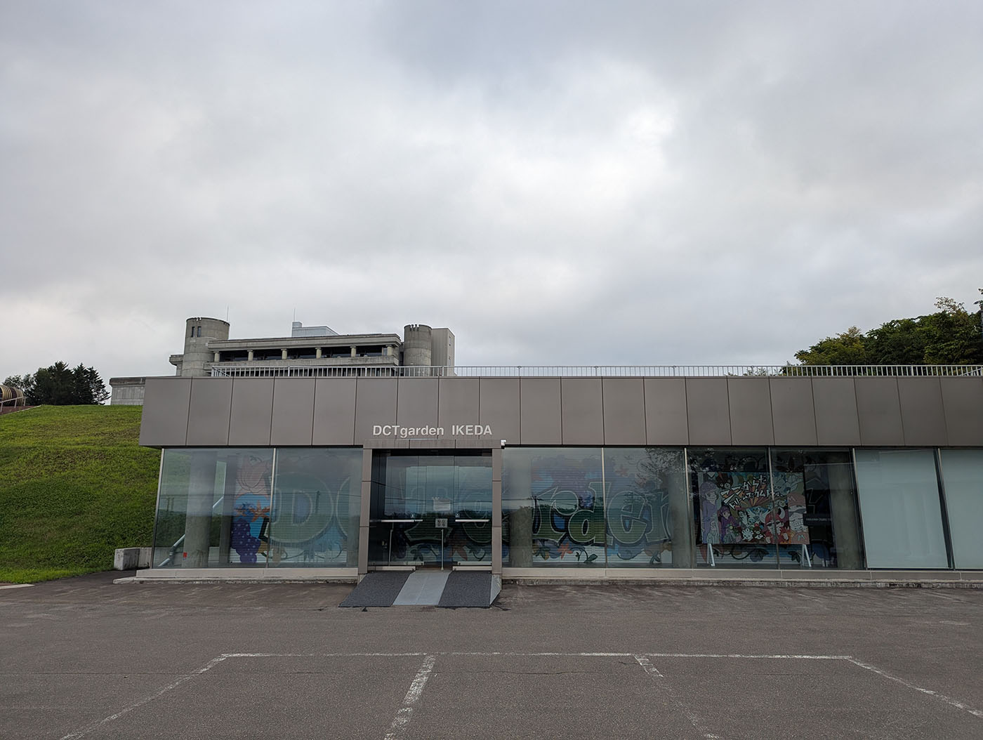 池田ワイン城のふもとにある「DCT garden IKEDA」。近代的なガラス張りの建物で、館内にはドリカムに関連する展示が見える。