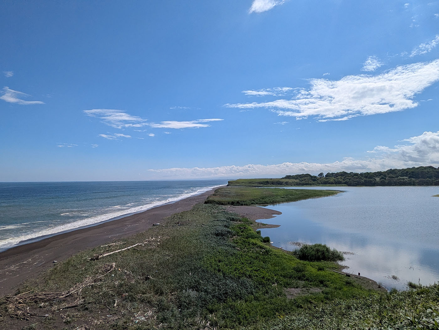 晴天の下に広がるホロカヤントウ湖と晩成海岸。湖面は穏やかに輝き、右に湖、左に太平洋が並んで見える独特の景観。