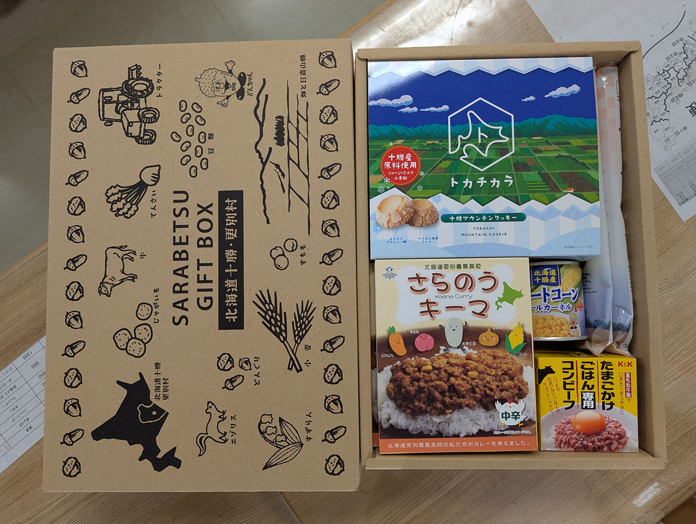 道の駅さらべつで選んだ「SARABETSUGIFT BOX」。十勝産のクッキーやキーマカレー、コーンなど地元の特産品が詰め合わせになっている。