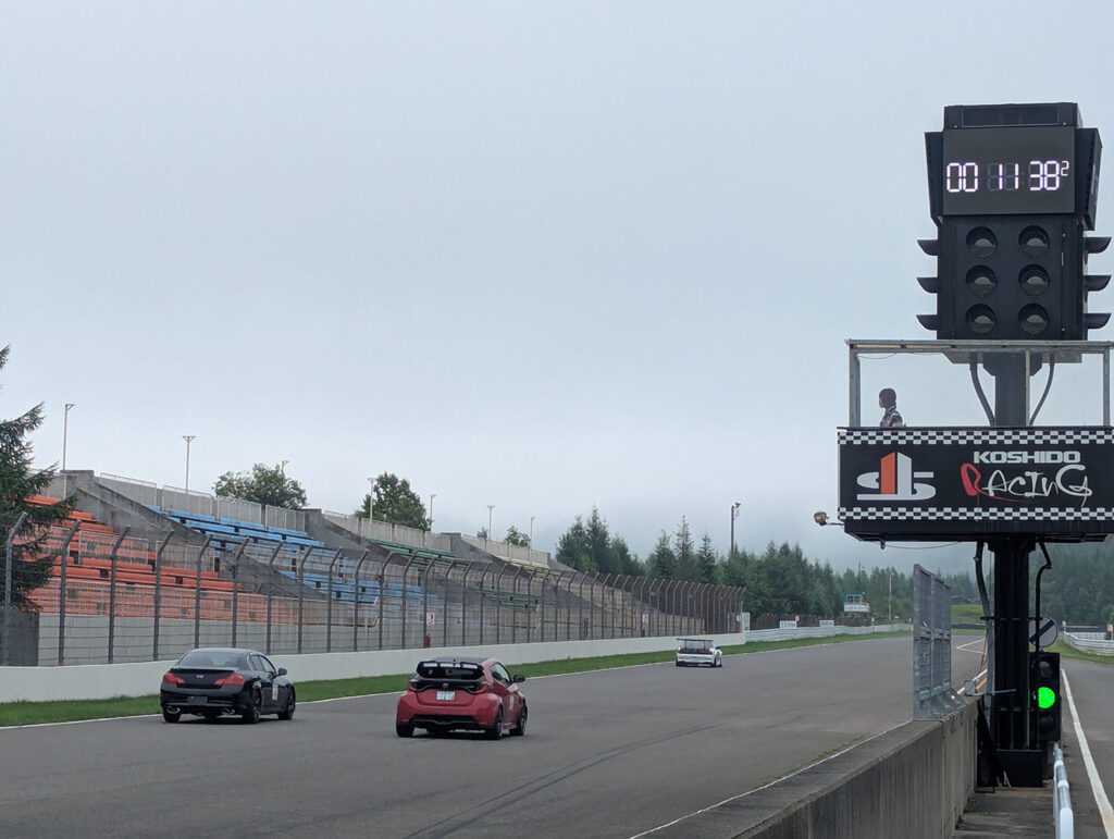十勝スピードウェイの計測タワー横を走る参加車両