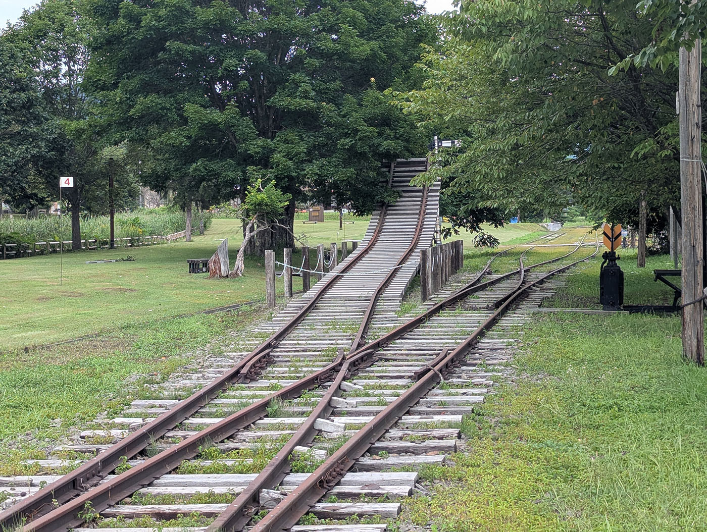 北海道むかわ町の富内銀河ステーション構内に残る木製跨線橋跡。線路の上に階段が架かり、廃線当時の鉄道風景を今に伝えている。