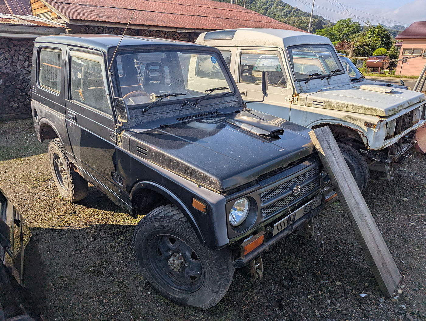 富内銀河ステーションの黒いジムニーを斜め前から撮影。背景には白いジムニーも並ぶ。