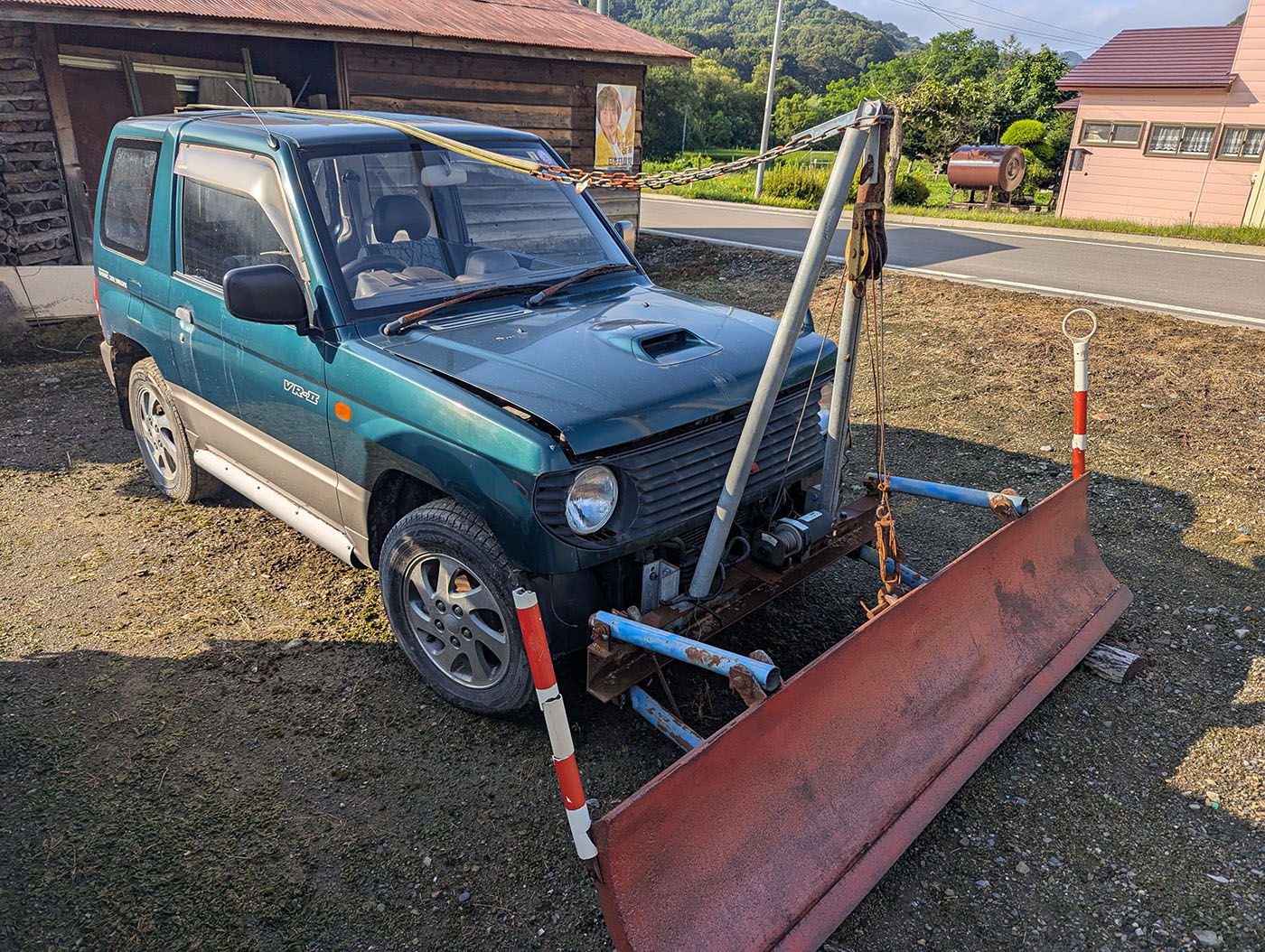 赤い除雪ブレード付きパジェロミニ、斜め前方からの撮影