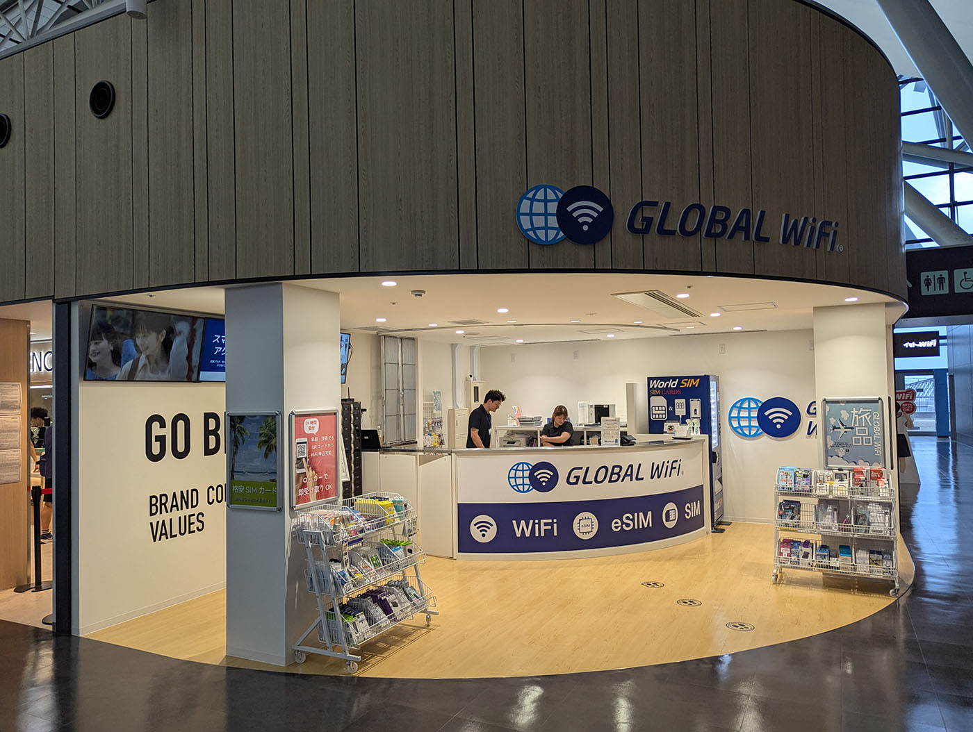 関西国際空港4階の国際線出発エリアにある「GLOBAL WiFi」カウンター。Wi-Fiレンタルや変換プラグ、SIMカードなどを取り扱っている。