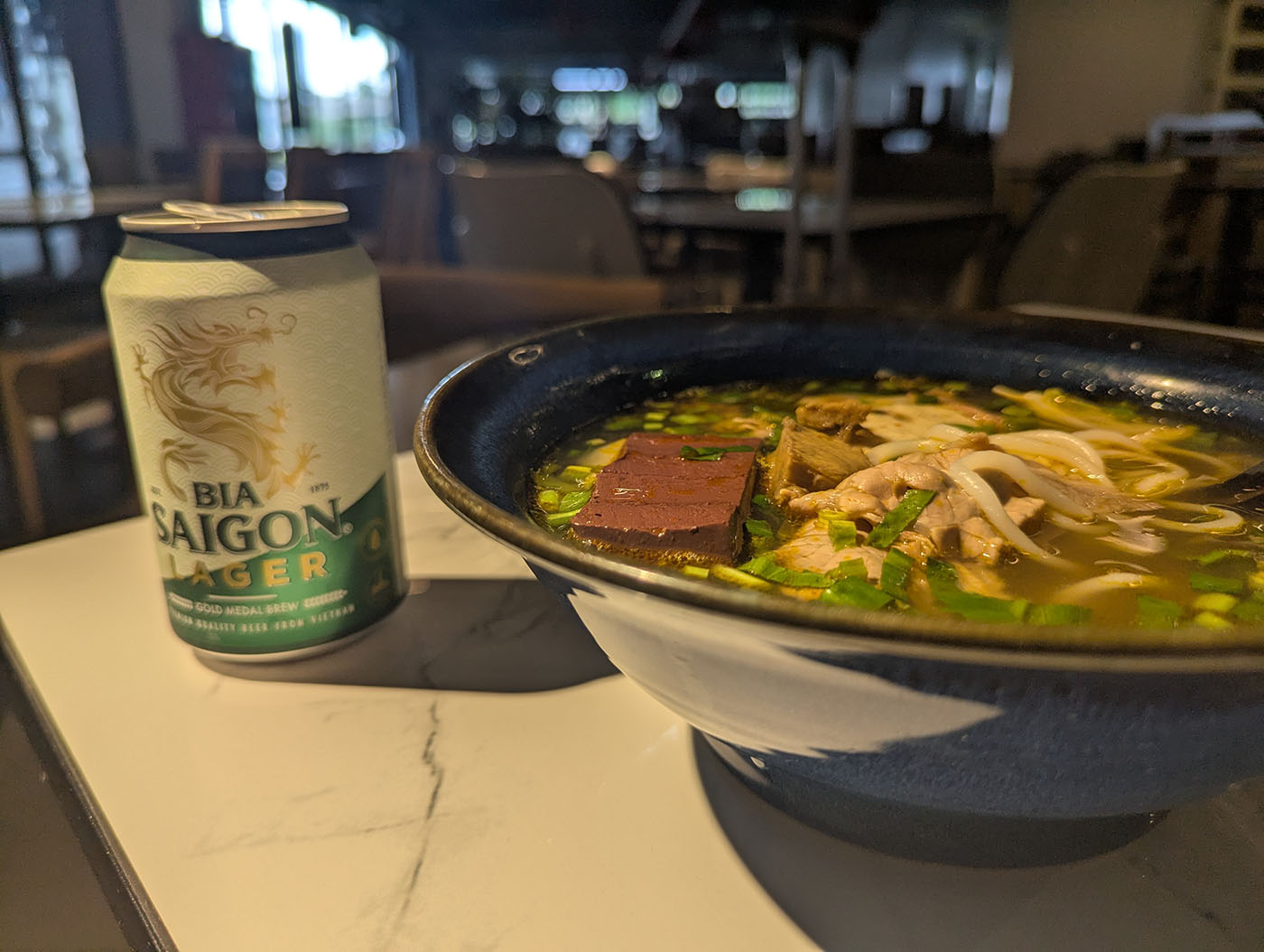 空港前のレストランでフエ地方のフォーとビール