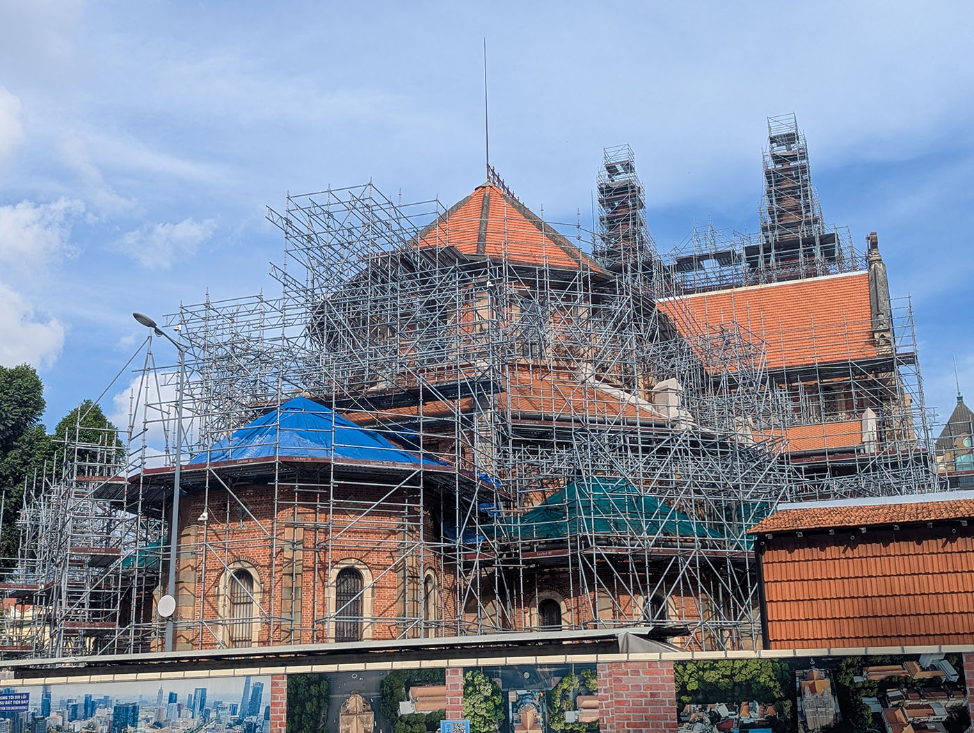工事中のノートルダム寺院