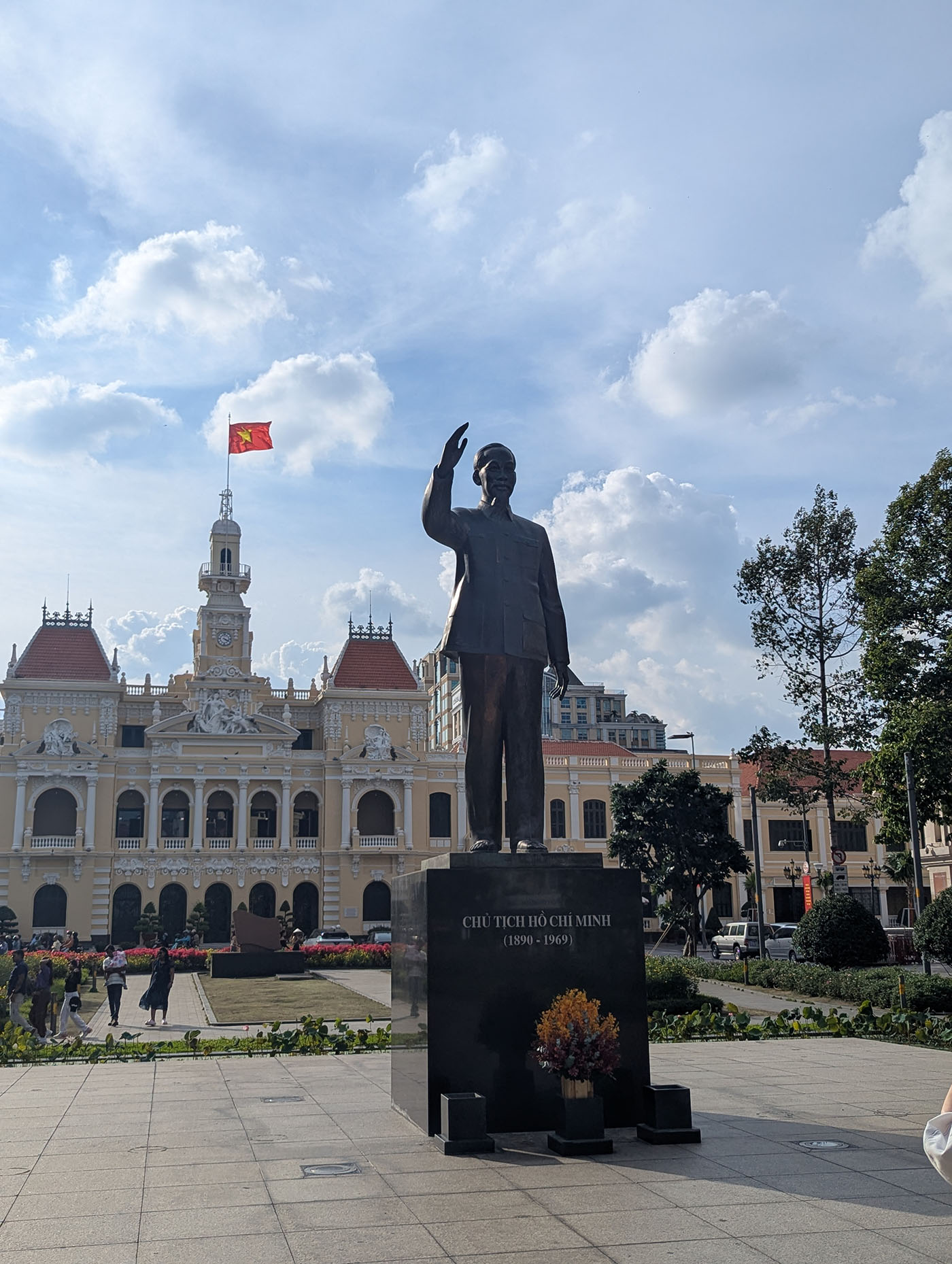 人民委員会庁舎前のホーチミン像