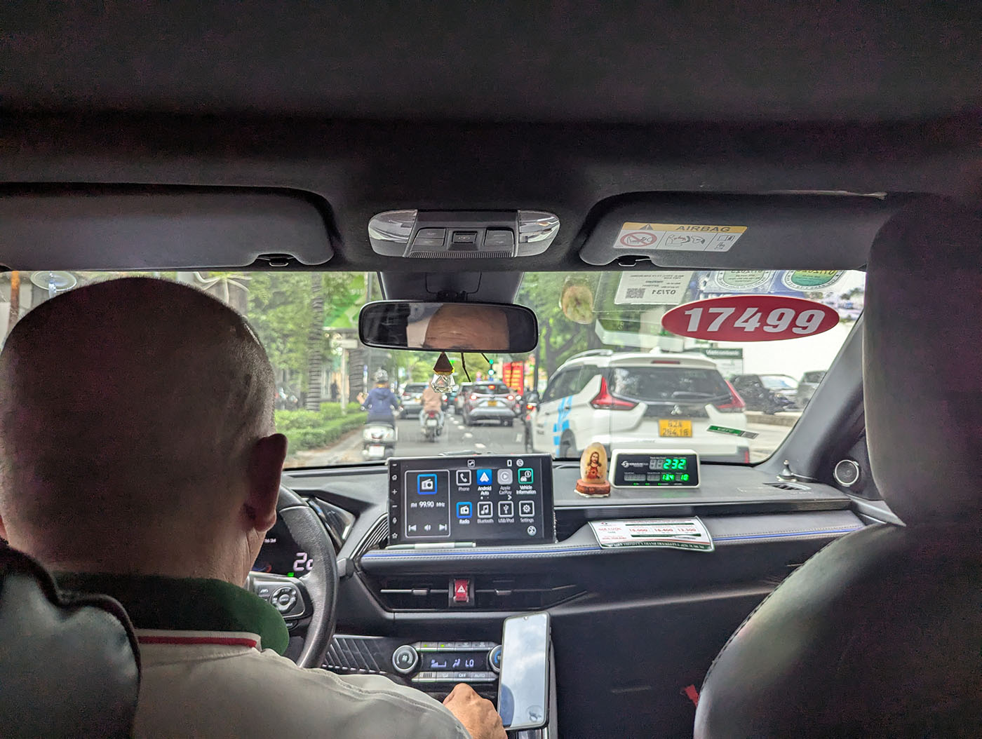 タクシーの車内から見るホーチミン市内