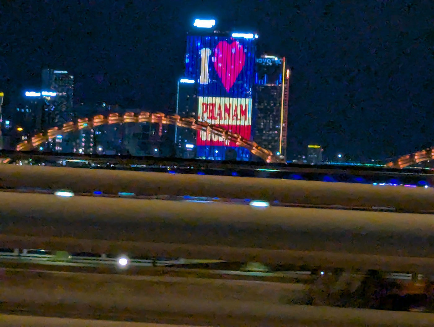 ベトナム・ダナンの夜景。ライトアップされたドラゴンブリッジと「I ♥ VIETNAM」と映し出された高層ビル。