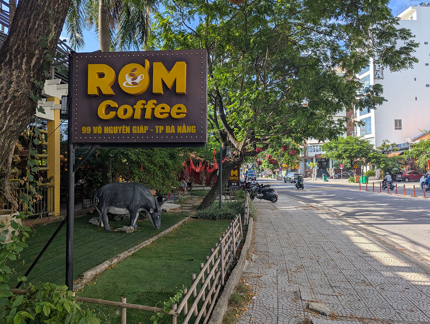 ダナン市内のロムコーヒー前。茶色い看板と水牛のオブジェがあり、バスの待ち合わせ場所として使われている。