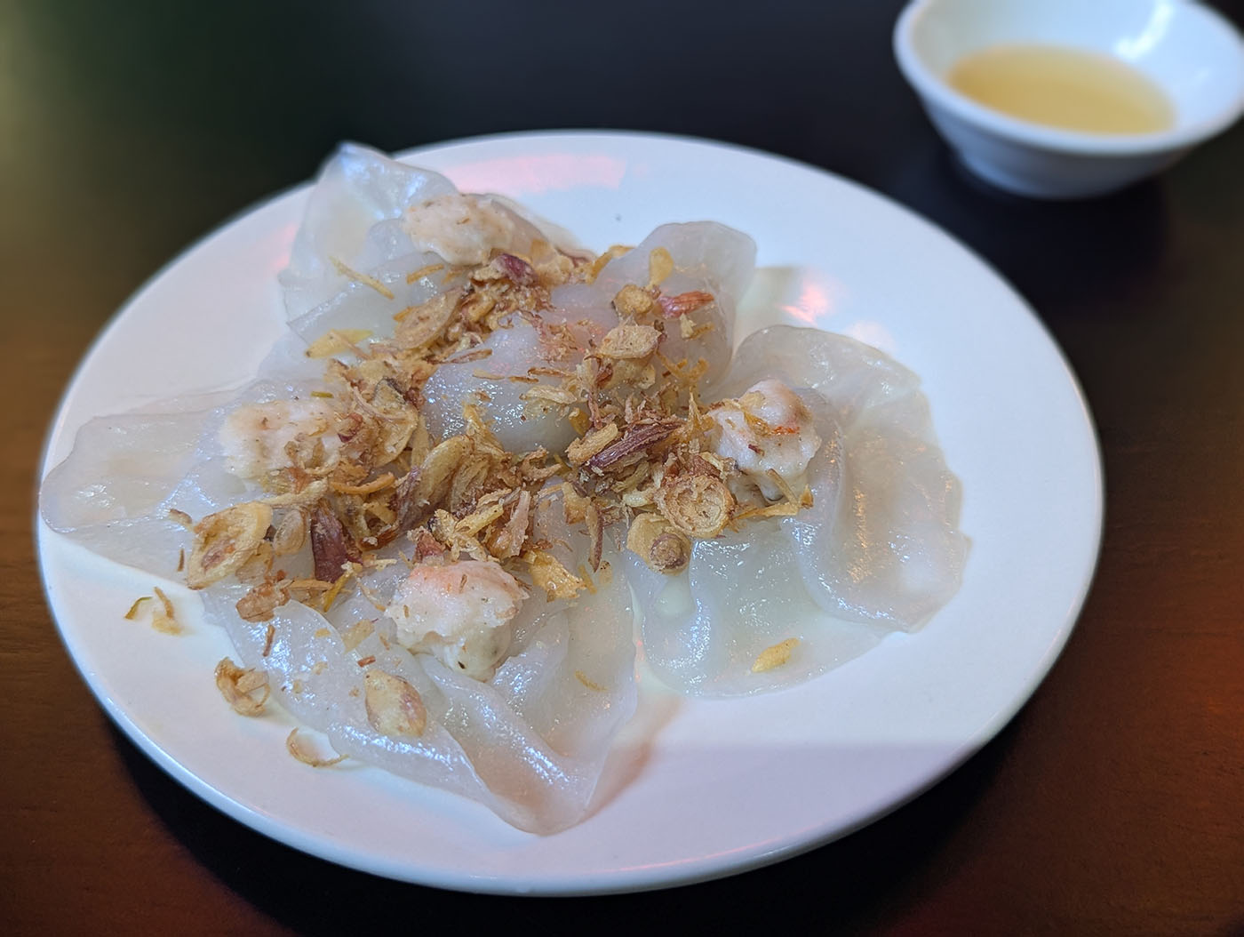 ホイアン名物のホワイトローズ。透き通る米粉の皮にエビを包み、揚げ玉ねぎを散らした蒸し餃子。