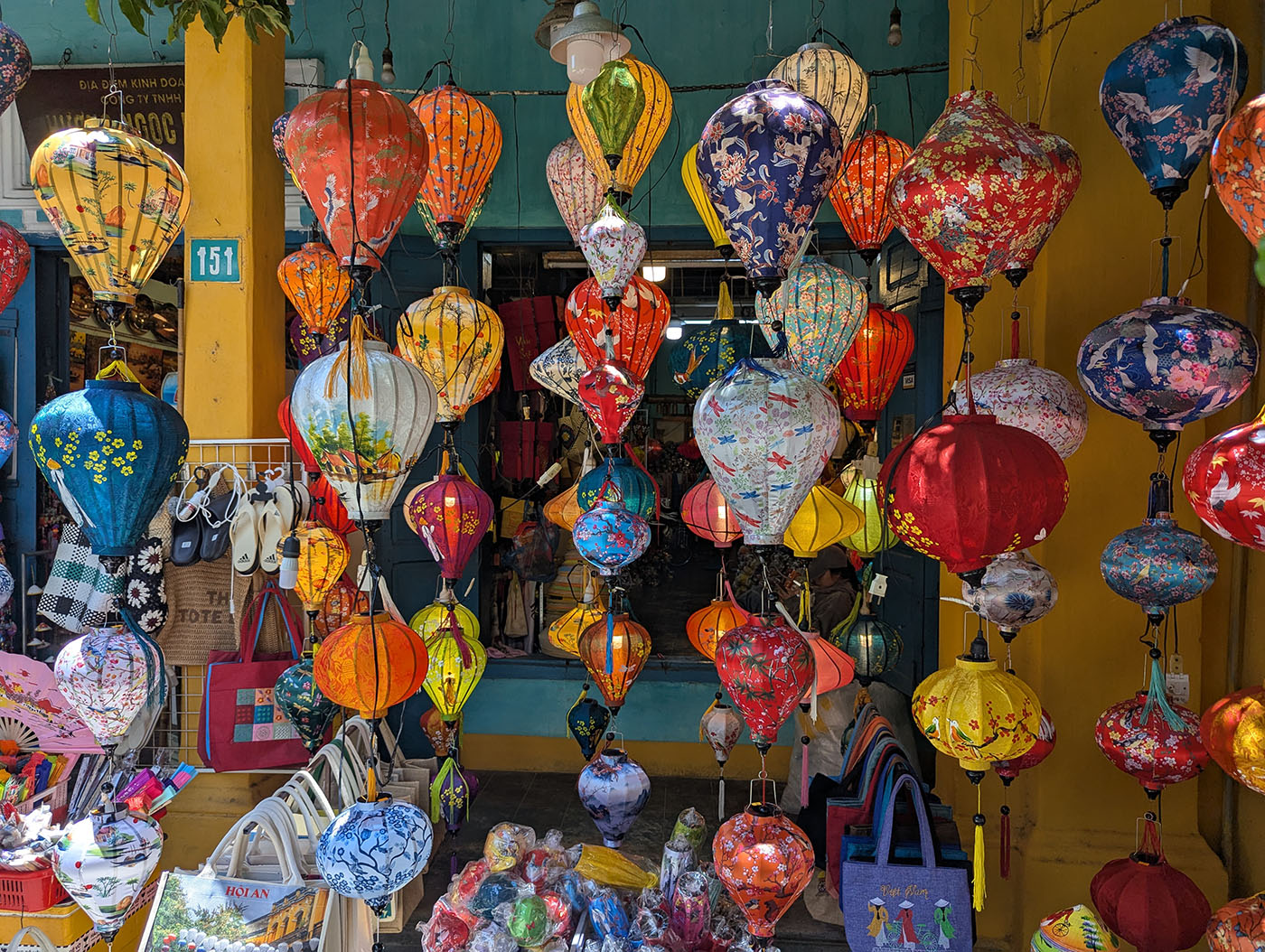 ホイアン旧市街の土産物店。色鮮やかな布製ランタンが店先に吊るされ、街を華やかに彩っている。