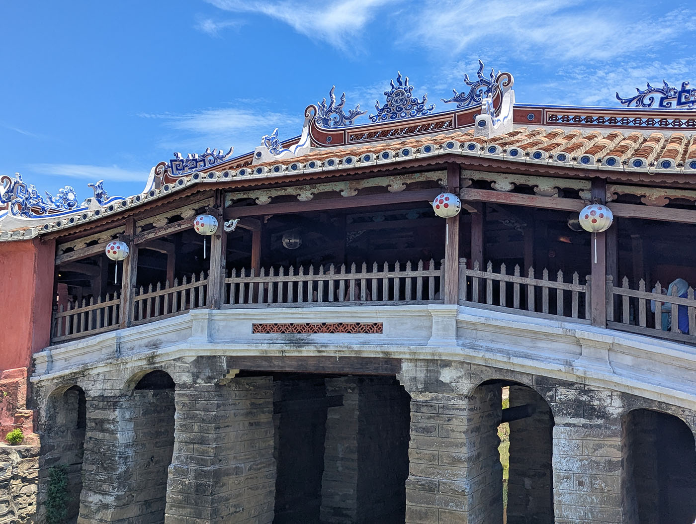 ホイアンの日本橋(来遠橋)。瓦屋根と木造の欄干を持つ歴史的な橋が、青空の下に堂々と残っている。