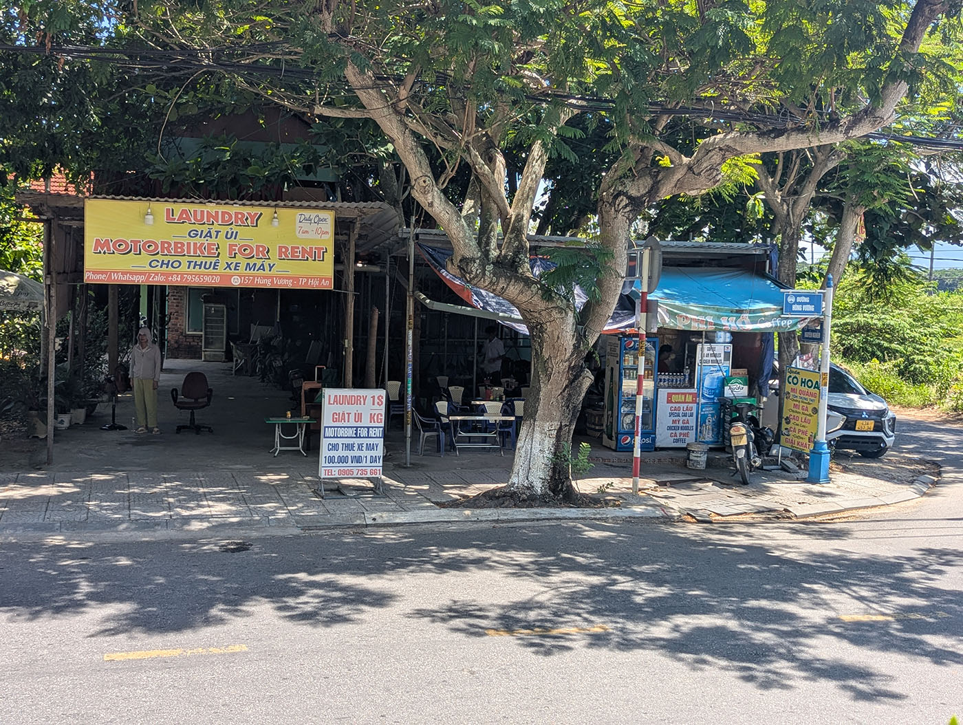 ホイアンの街角にあるランドリーとレンタルバイク店。ツアー集合場所を探して歩き回った末にたどり着いた一角。