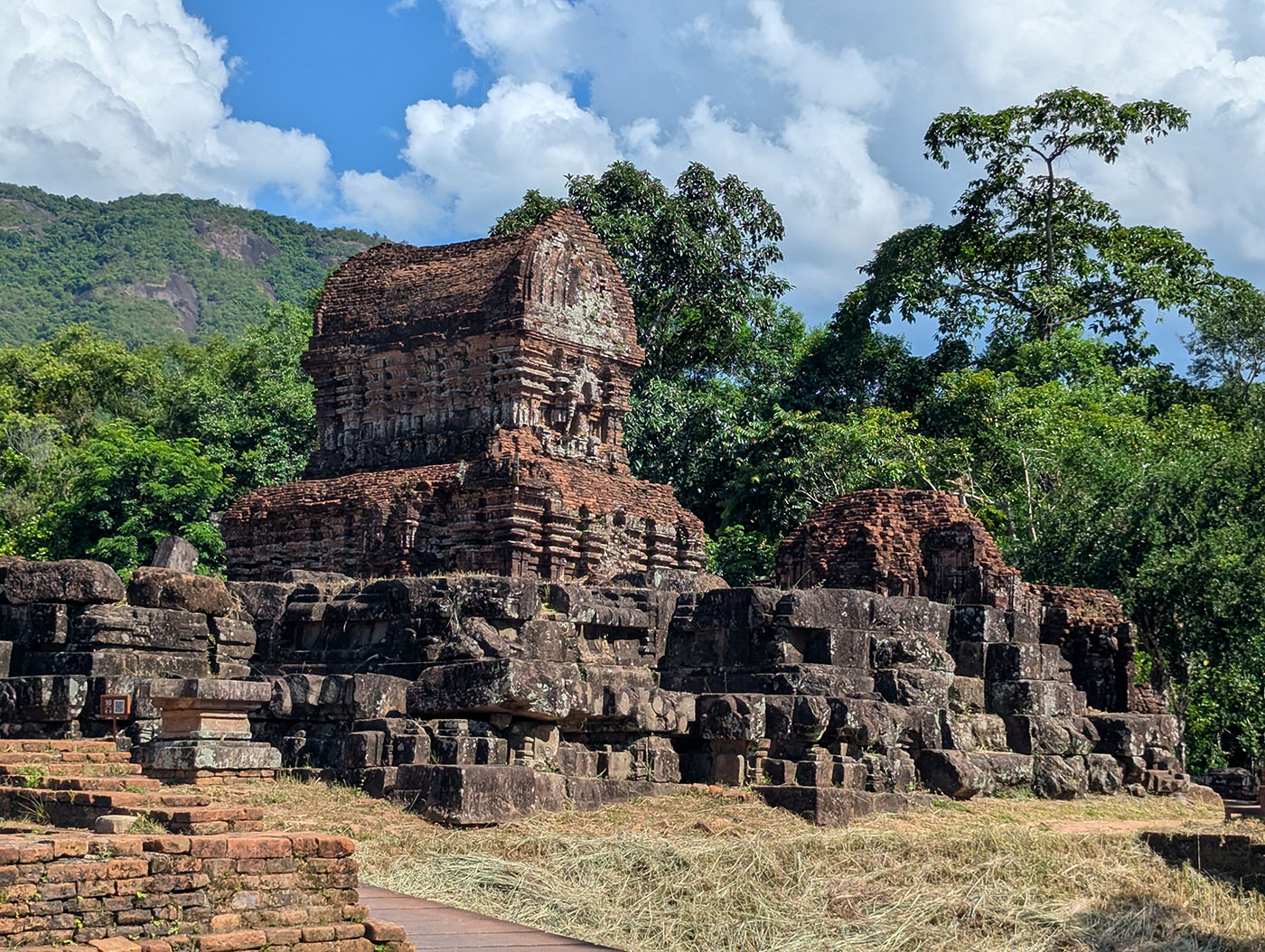 ベトナム中部のミーソン遺跡。緑の森と青空を背景にレンガ造りの古代寺院が残