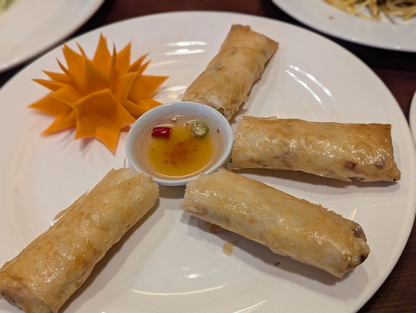 ベトナム風揚げ春巻きとタレの盛り合わせ