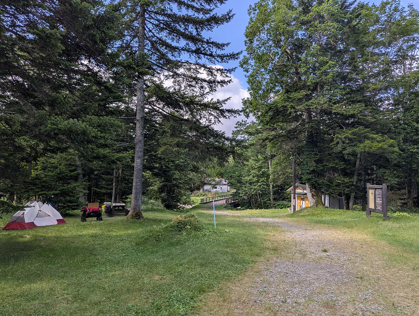 鹿の湯温泉へ向かう途中にある然別峡野営場。テントや管理棟が点在し、ここから川沿いの野湯へと続く。