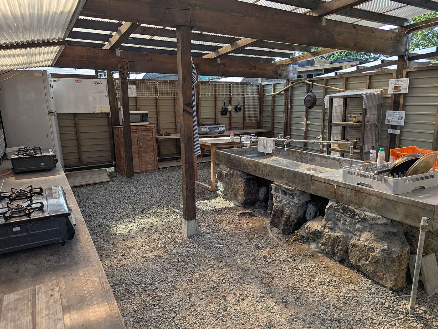 クリオネキャンプ場の炊事場。ガスコンロや流し台、冷蔵庫、電子レンジなど基本的な調理設備が揃っている。