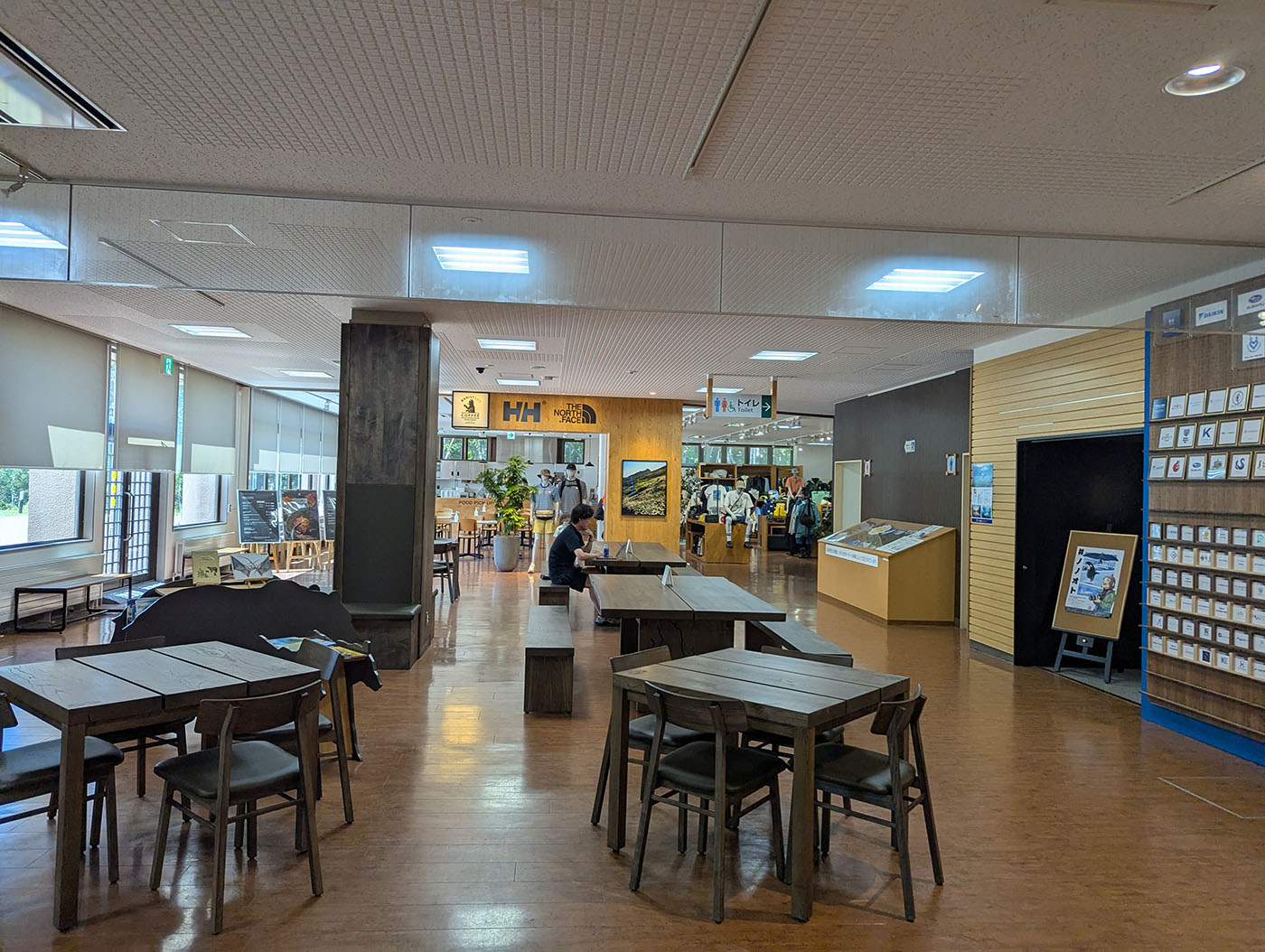 知床自然センター館内の休憩スペース。奥にはTHE NORTH FACEやHELLY HANSENのショップが見える。
