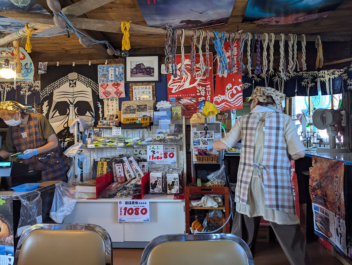 純の番屋の店内。漁具や暖簾が飾られ、活気ある接客の様子が見える。