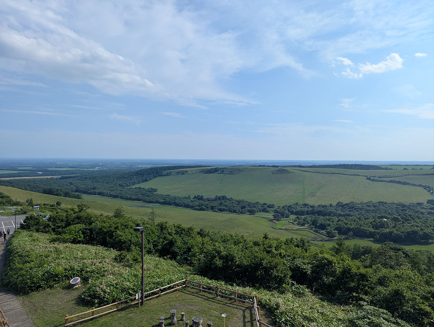 開陽台から望む地平線。ゆるやかな弧を描く水平線が、地球の丸さを感じさせる雄大な景色。