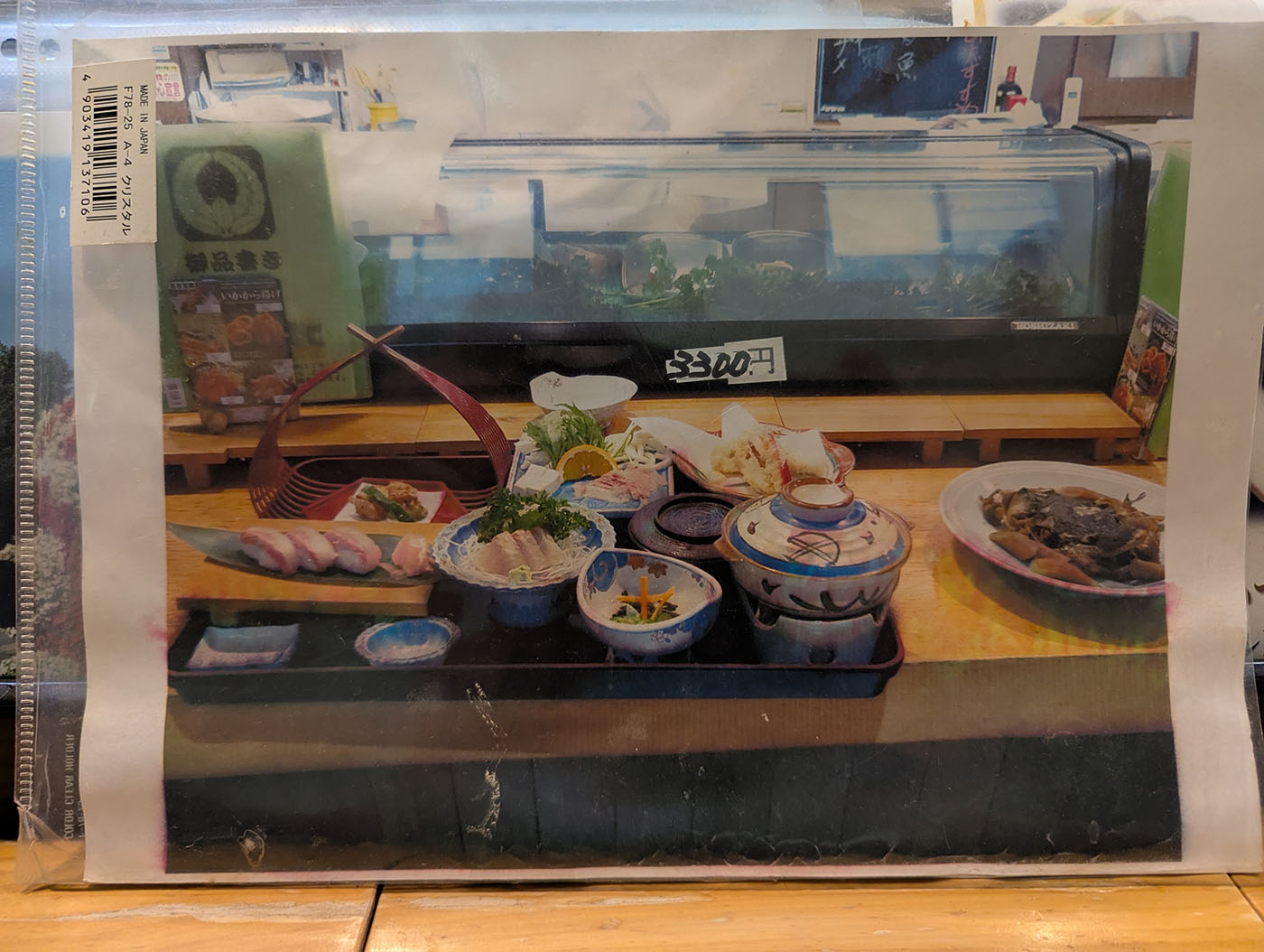 鹿追町「びっくり寿司」の看板メニュー。チョウザメの刺身、天ぷら、煮付けなど多彩な料理が並ぶ定食の写真。価格は3300円。