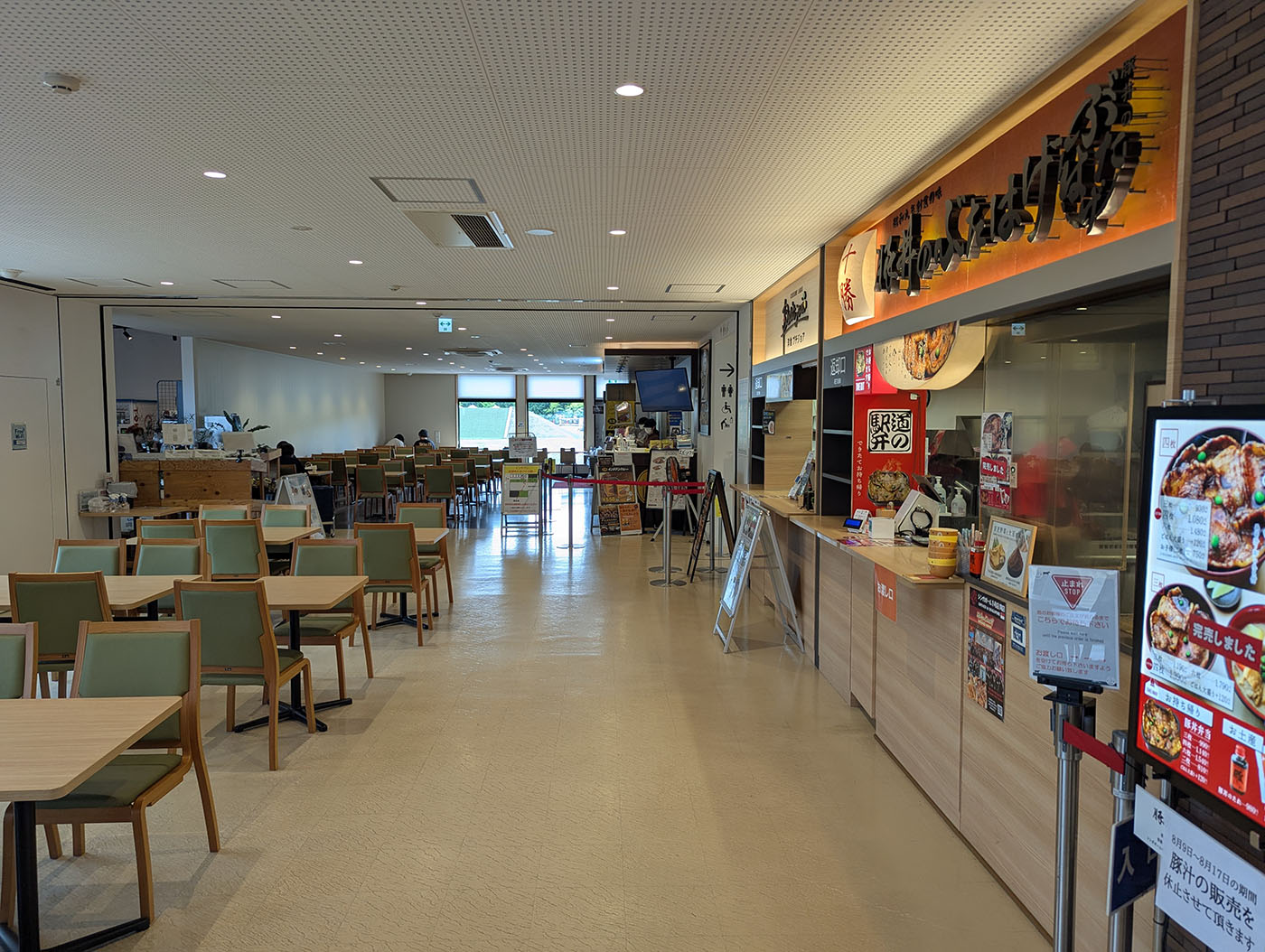 道の駅おとふけ「なつぞらのふる里」のフードコート。複数の飲食店が並び、テーブル席が奥まで広がっている。