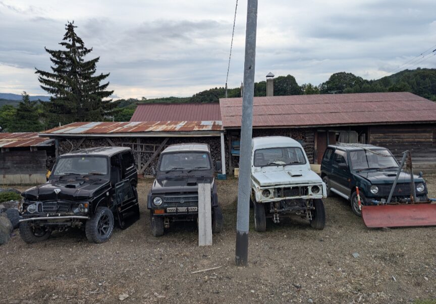 富内銀河ステーション前、引退ジムニー4兄弟