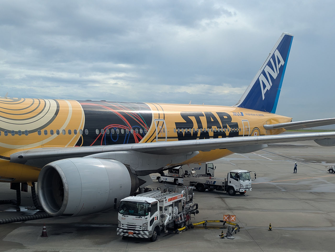 ANA STAR WARSラッピング機。C-3POの金色が目を引く特別塗装