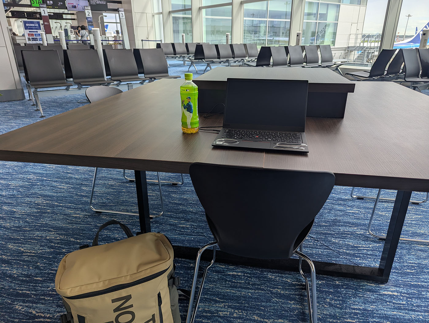 51A搭乗口付近のワークテーブル。十分な広さがある