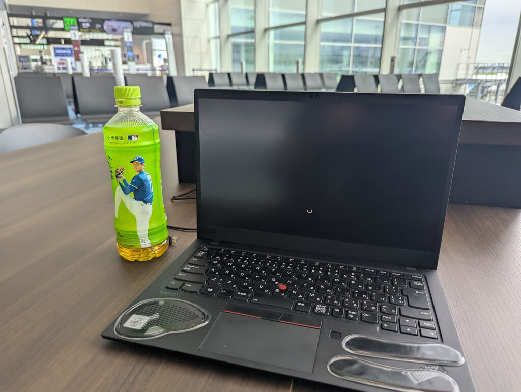 羽田空港でパソコンをひろげる