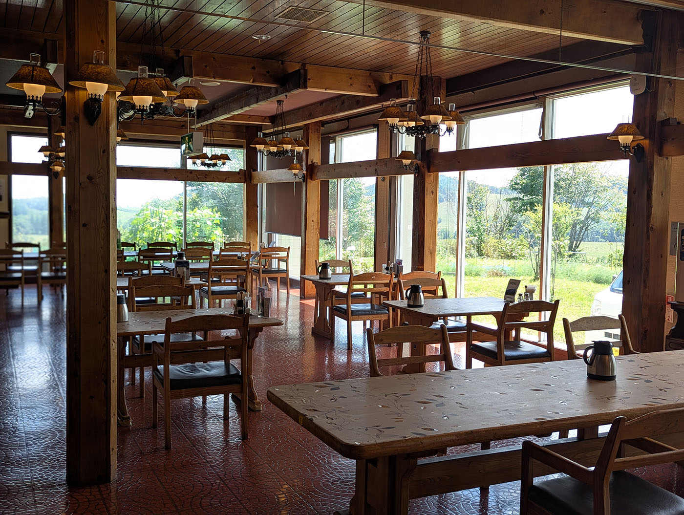 八千代牧場カウベルハウスの木造りの店内