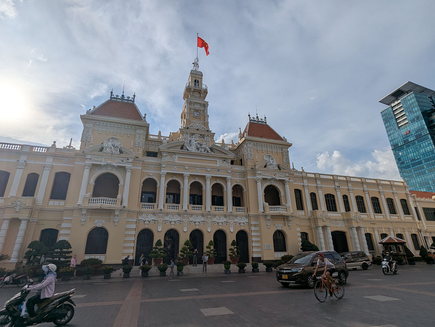 ホーチミン人民委員会庁舎とベトナム国旗