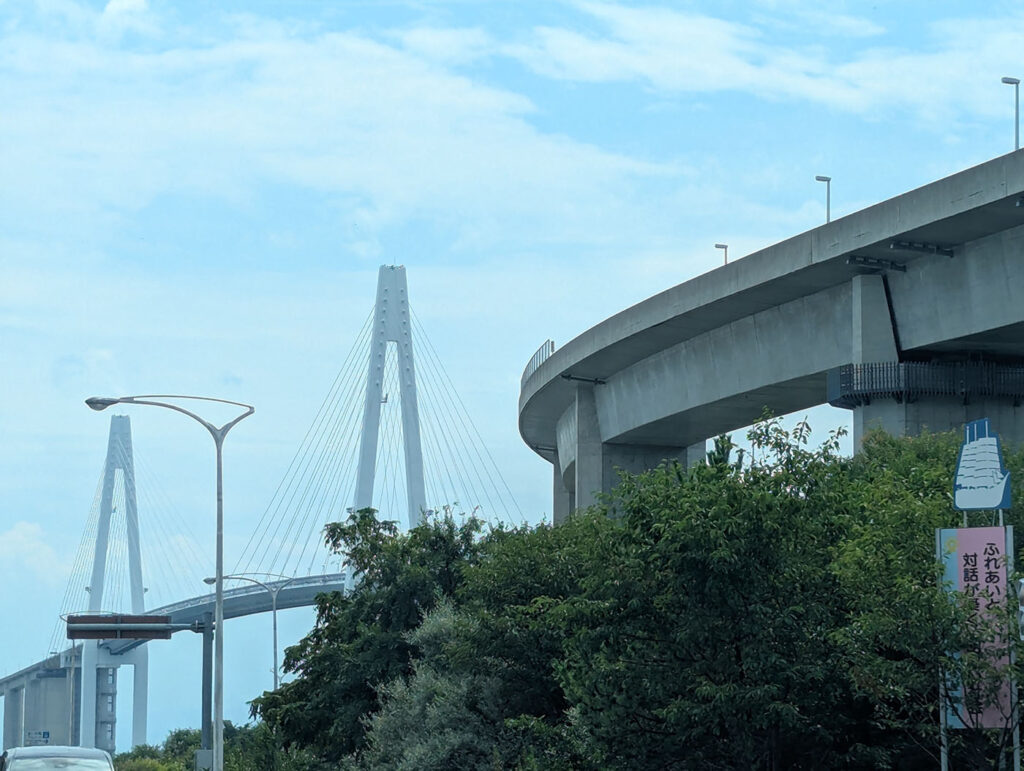 新湊大橋の主塔とワインディングする高架道路を見上げた風景