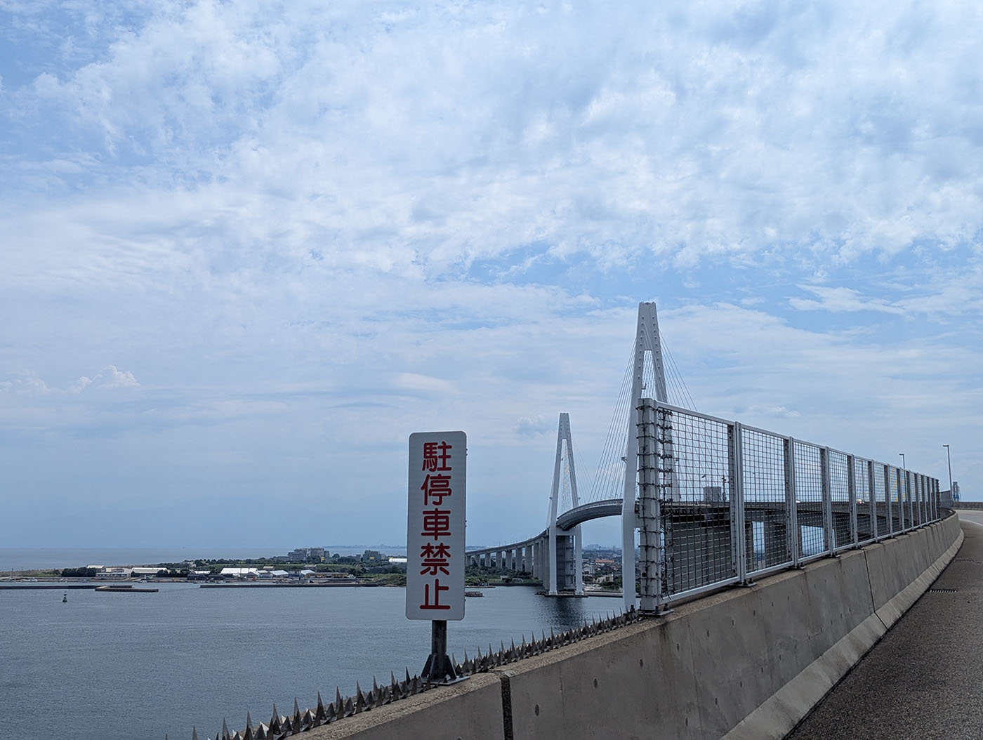 富山湾を背景に新湊大橋を横から望む景観