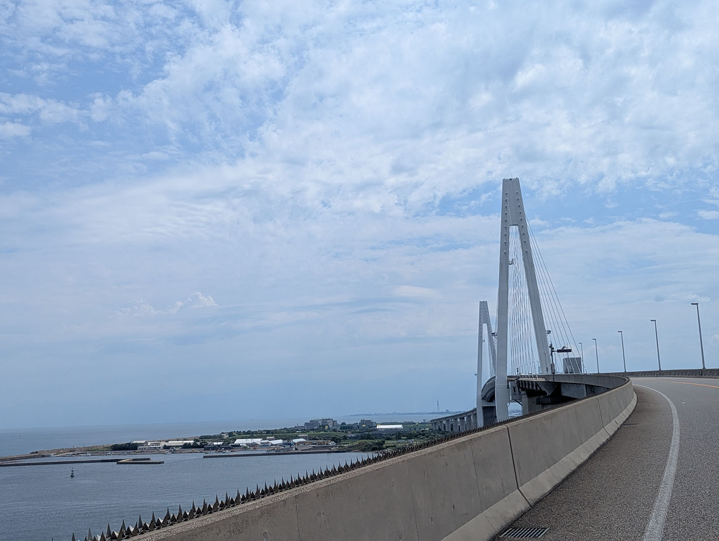 新湊大橋の上から眺める青空と橋の主塔