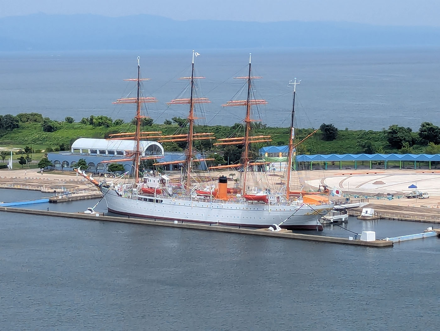 海王丸パークに係留された帆船「海王丸」